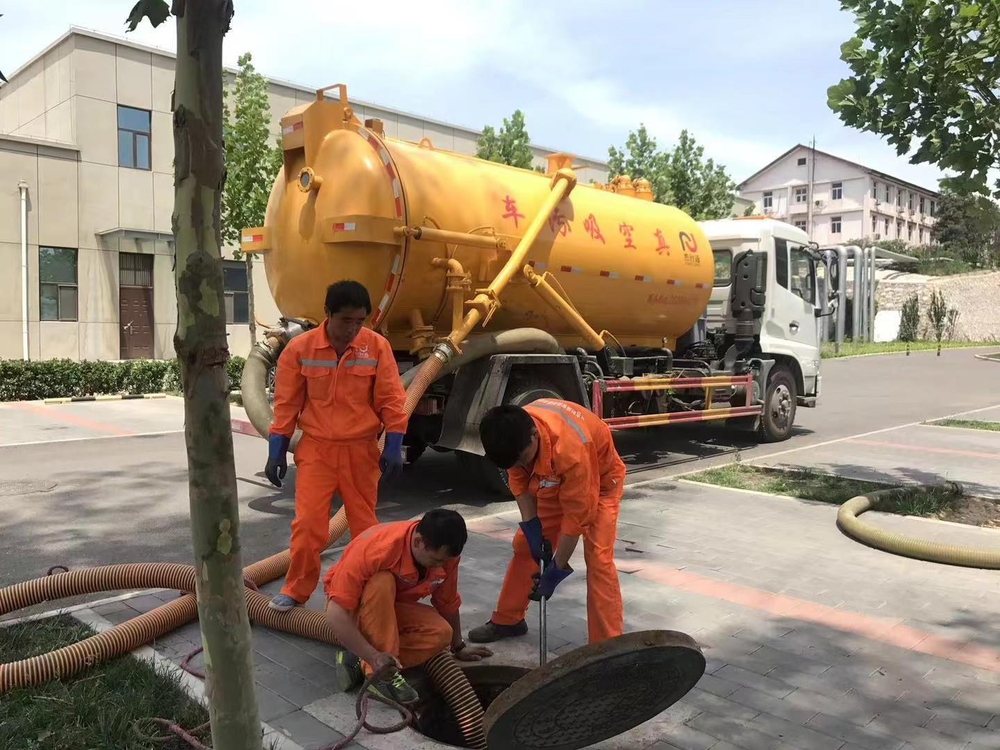 临城管道疏通车停在窨井附近