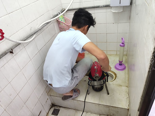 临城管道堵塞冒臭气 专业师傅现场解决问题
