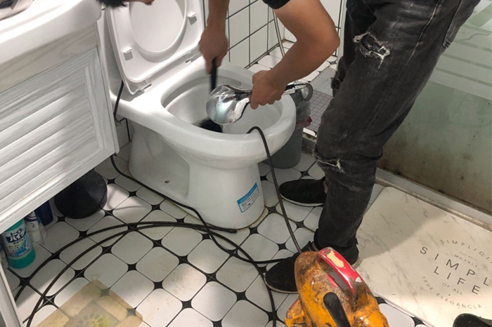 临城马桶堵塞自己疏通还是找师傅?专业上门服务让你省时更省心